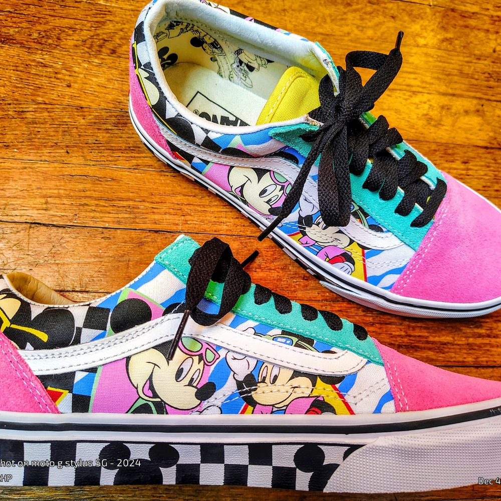 🔥Limited Edition🔥 Brand New/Never Worn Vans ft. Disney "Old Skool 80s Mickey"